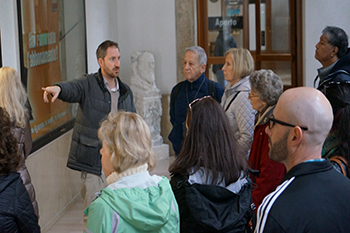 Michael Di Giovine lecturing to students and pilgrims