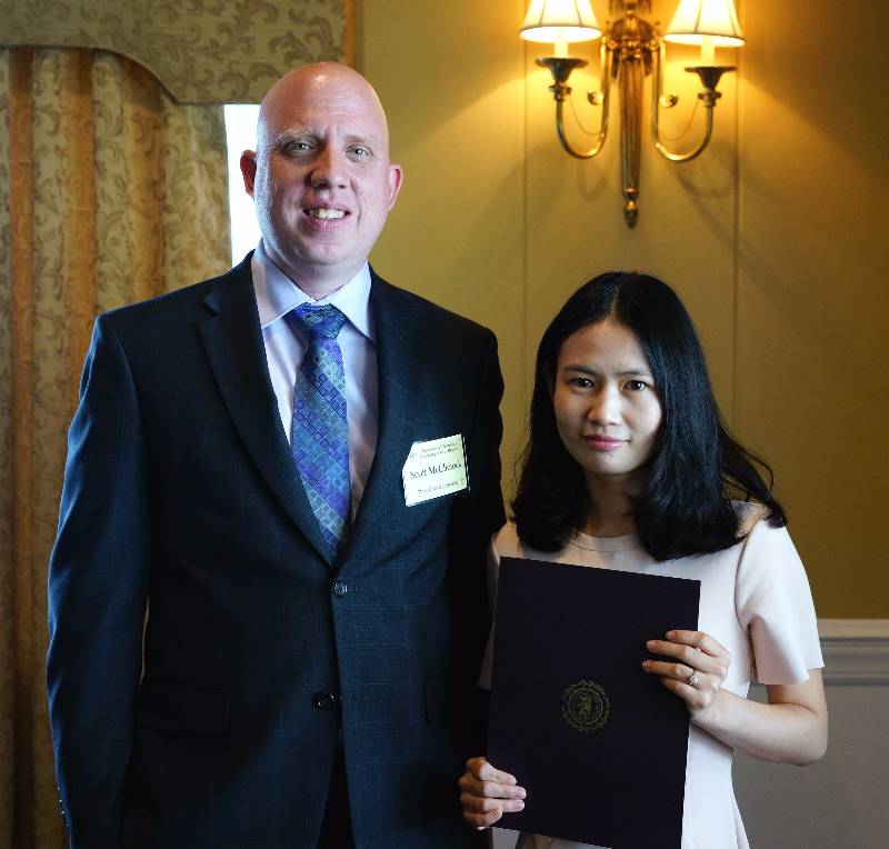 Elaine (Jingqiong) Wang receiving her award